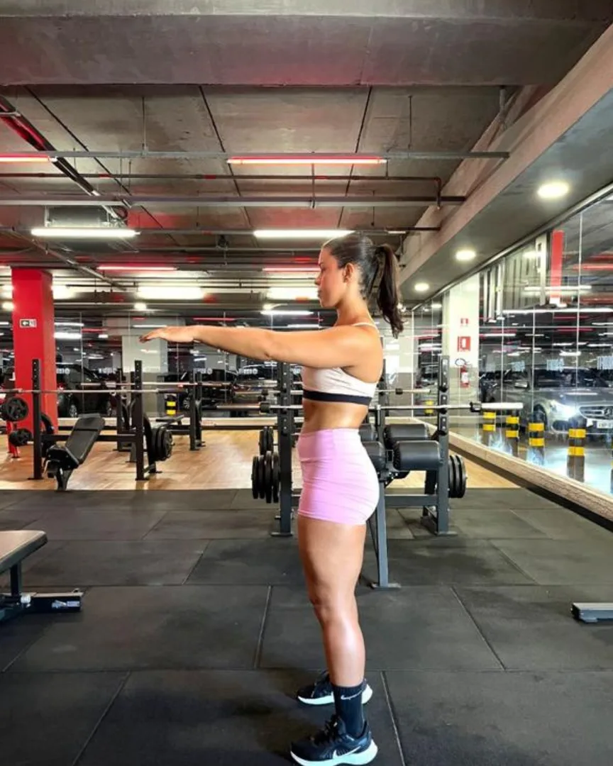 Camila Alencar treinando na academia após acompanhamento médico.