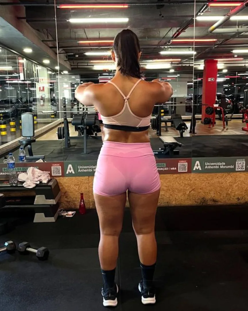 Camila Alencar mostrando composição corporal preservada após acompanhamento.